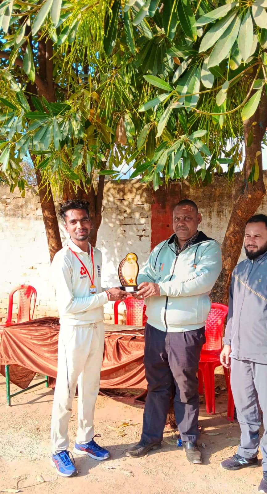 शतक लगाने वाले बल्लेबाज को मैन आफ द मैच का पुरस्कार देते अतिथि स्रोत आयोजक