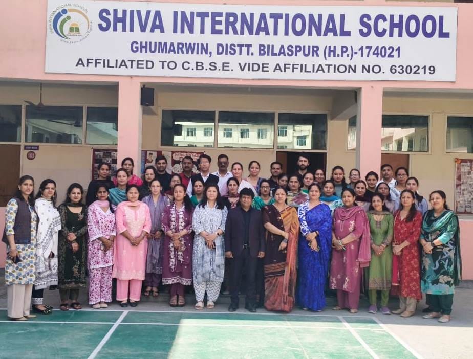 Pharmacy students went on an industrial tour