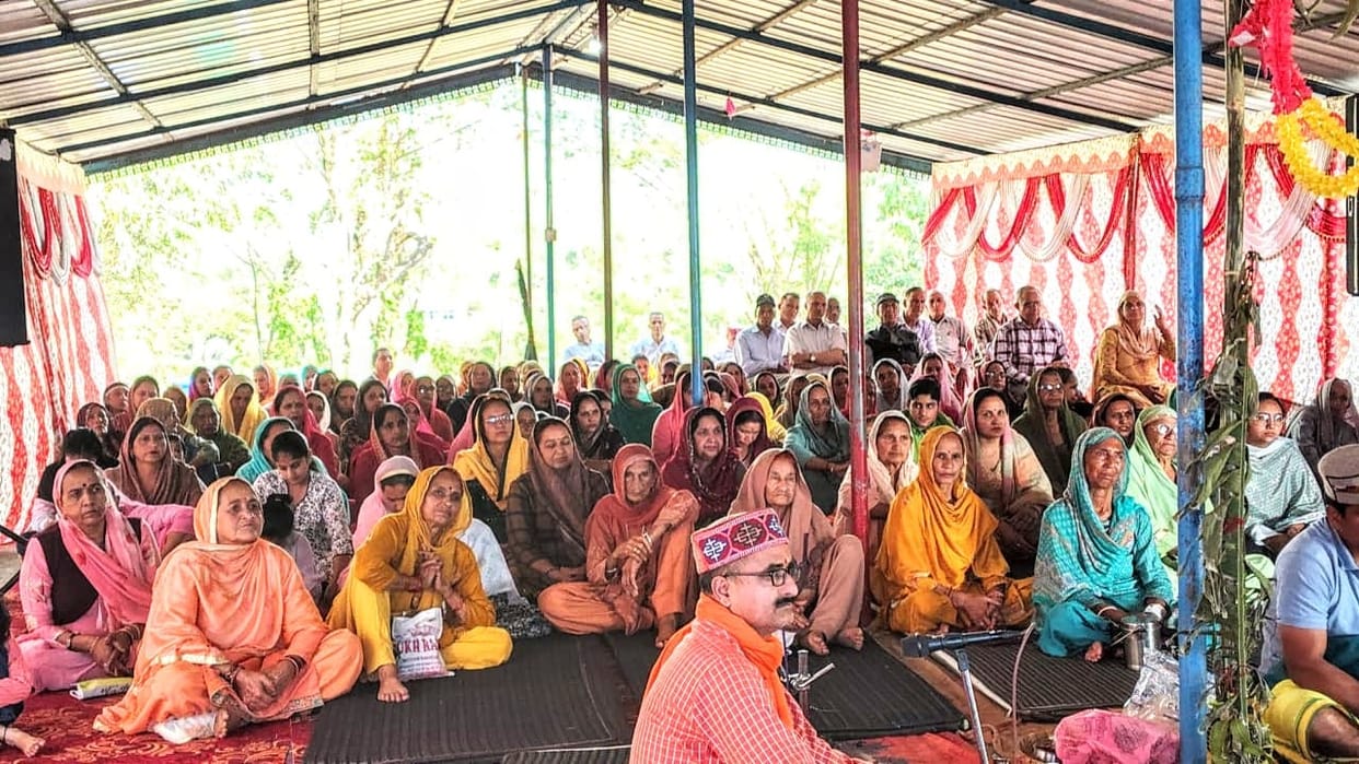 The story of Lord Shri Krishna's childhood pranks was narrated to the devotees.