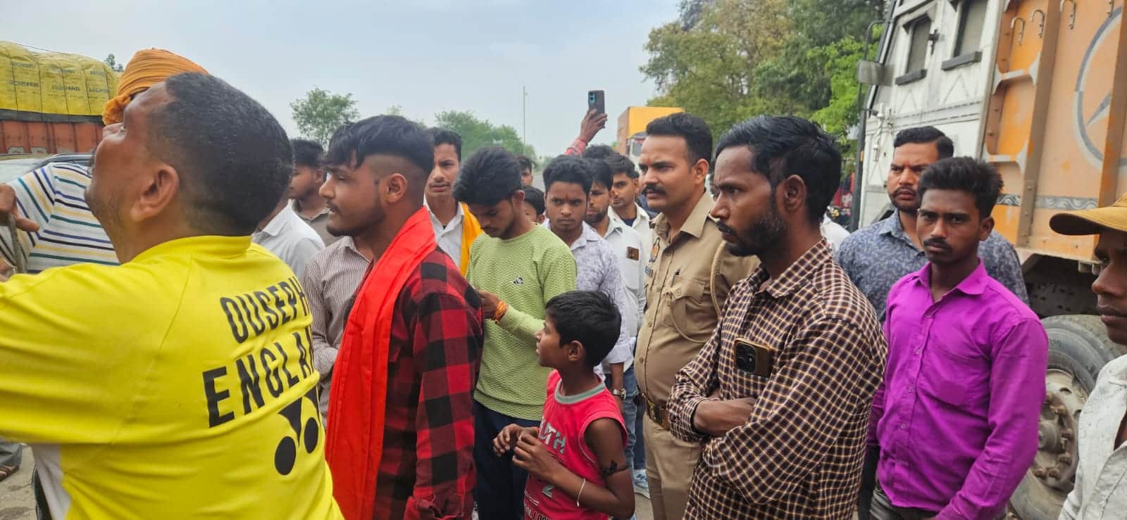 तिलहर में ट्रक रोके जाने के बाद मौके पर एकत्र लोग व पुलिस। संवाद