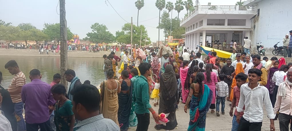 A fair was held at Guradari Dham, with a lot of shopping.