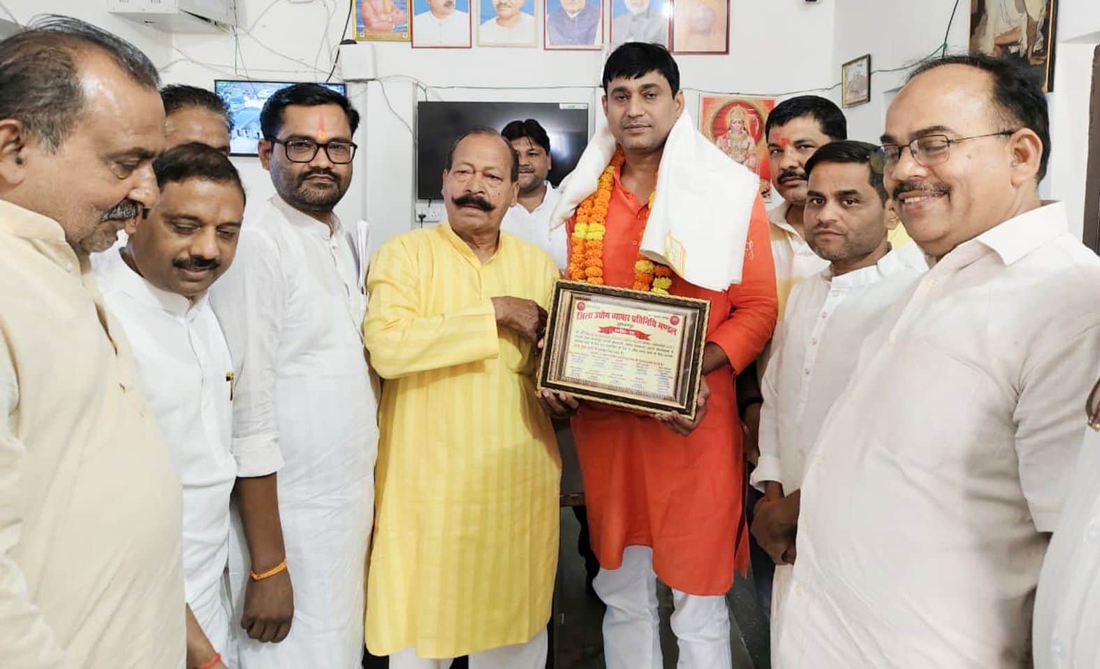  दूबेपुर ब्लॉक प्रमुख प्रतिनिधि को सम्मानित करते उद्योग व्यापार प्रतिनिधिमंडल के पदाधिकारी। 