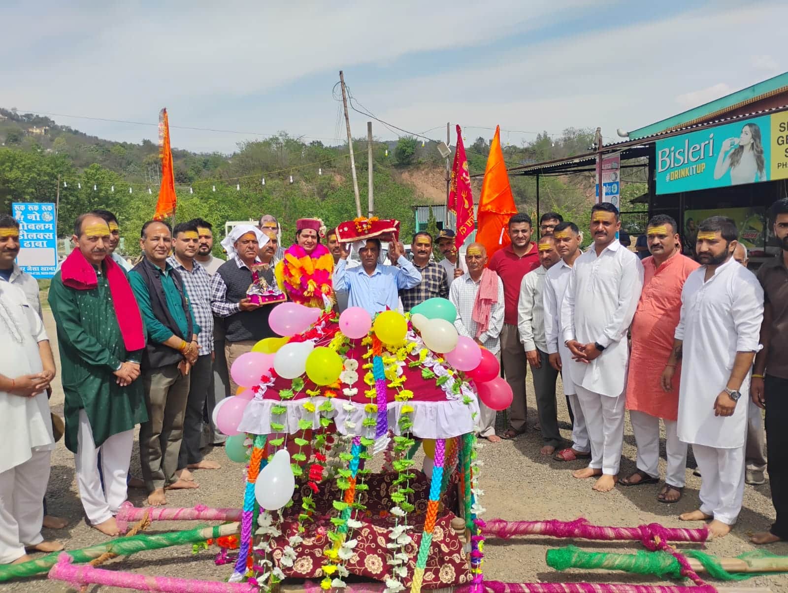 ठाकुरद्वारा मंदिर औहर में शिव पुराण महा कथा के शुभारंभ अवसर पर कलश यात्रा निकालते हुए। स्रोत: ज