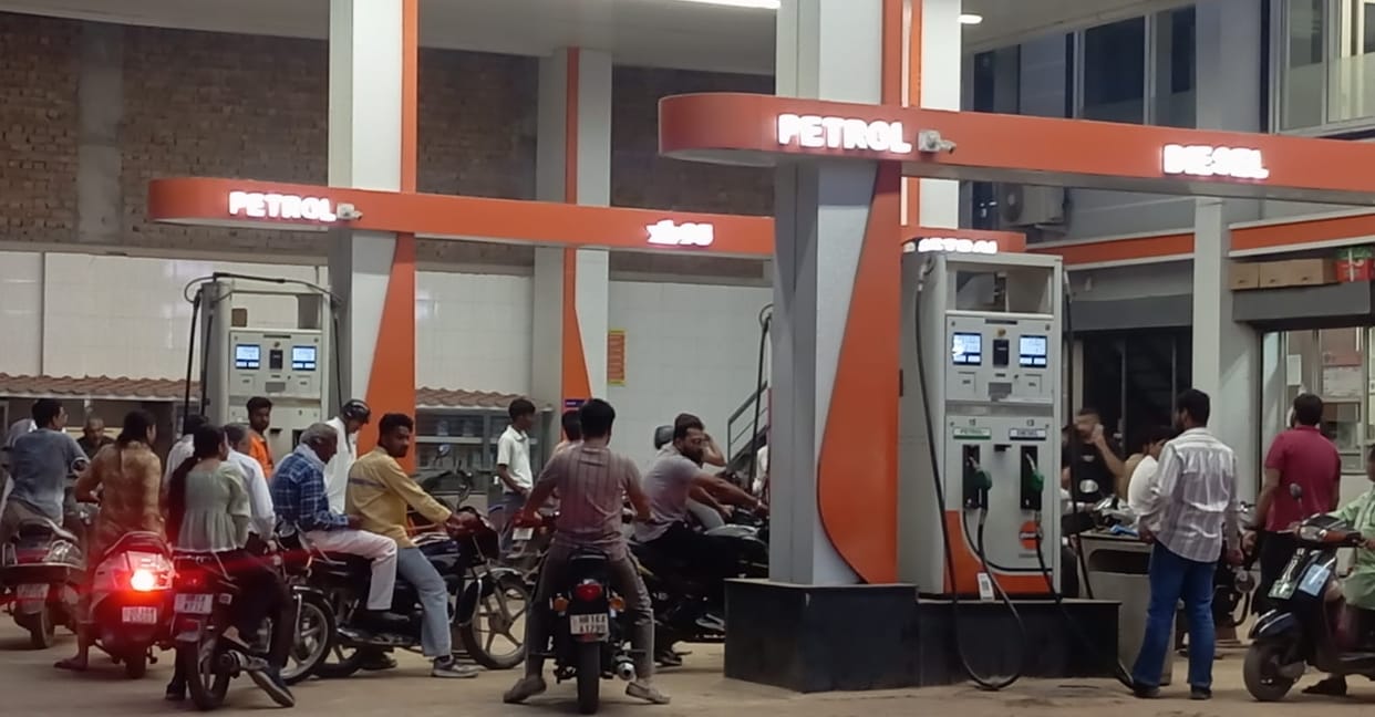 Petrol pumps are deserted, many are dry, DC says there is no shortage of fuel or gas in the district