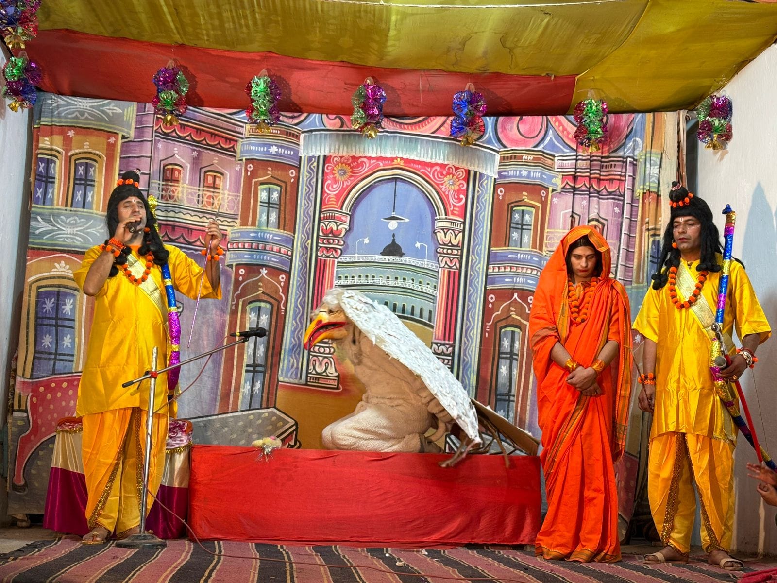 धार महानपुर रामलीला के दृश्य प्रस्तुत करते हुए कलाकार जागरूक पाठक