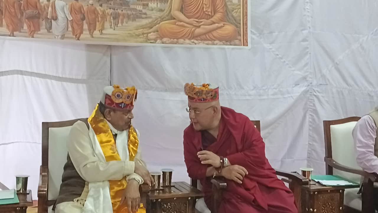 धर्म सम्मेलन के दौरान आपस में बातचीत करते आरएसएस के सरकार्यवाह दत्तात्रेय होसबाले और तिब्बती धर