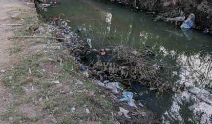 Ghaziabad: Laborer loses life after falling into open drain.