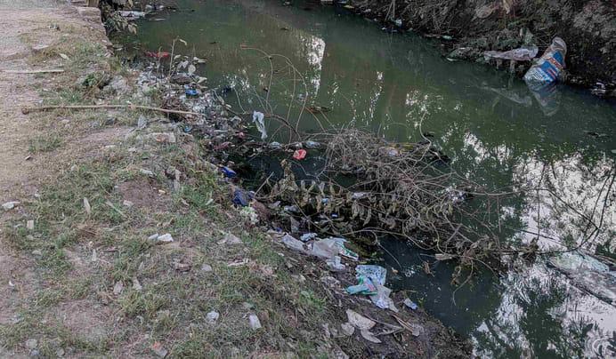 Ghaziabad: Laborer loses life after falling into open drain.