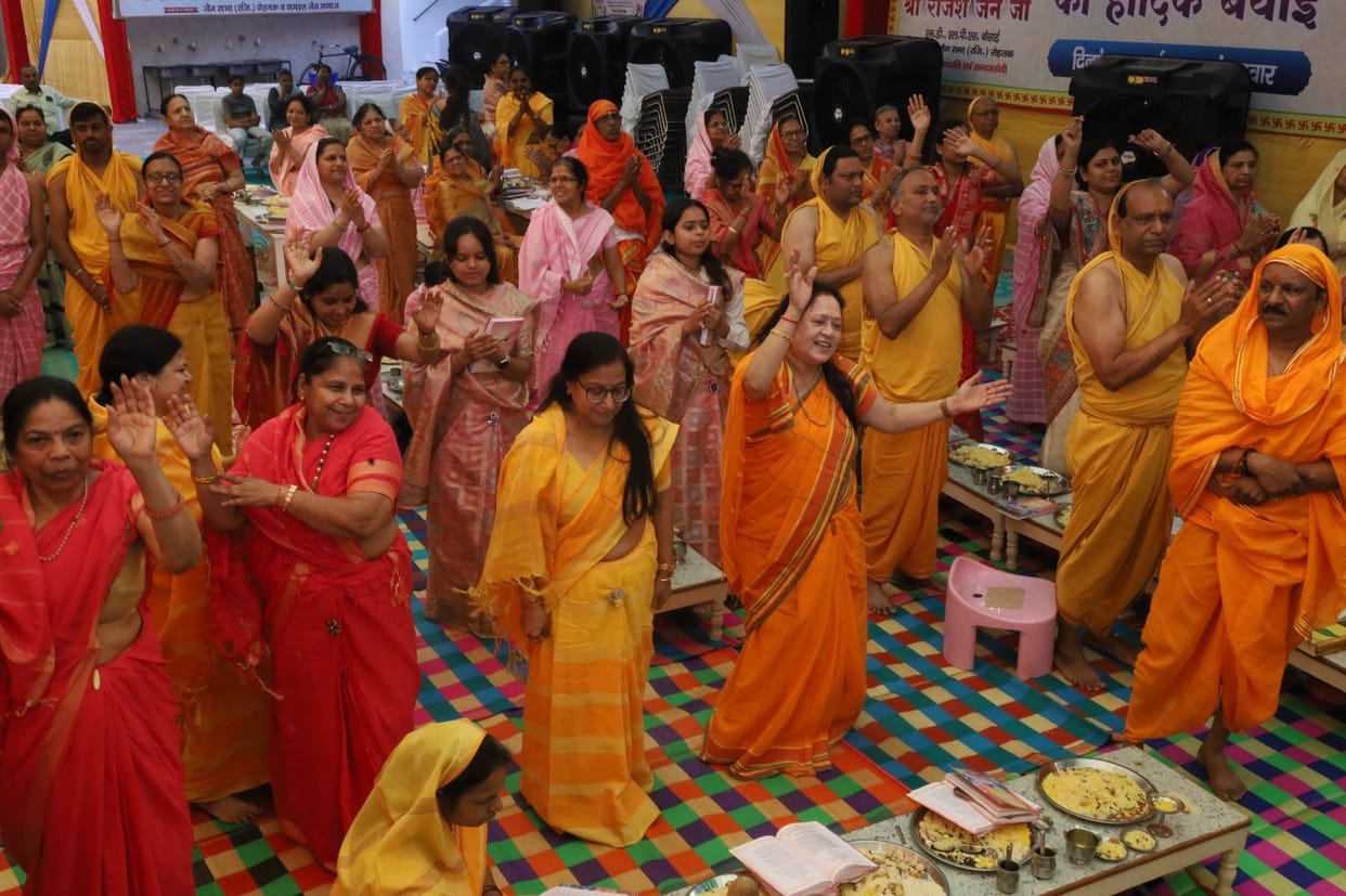 Jalabhishek was performed on the occasion of the birth anniversary of Lord Mahavir Swami.