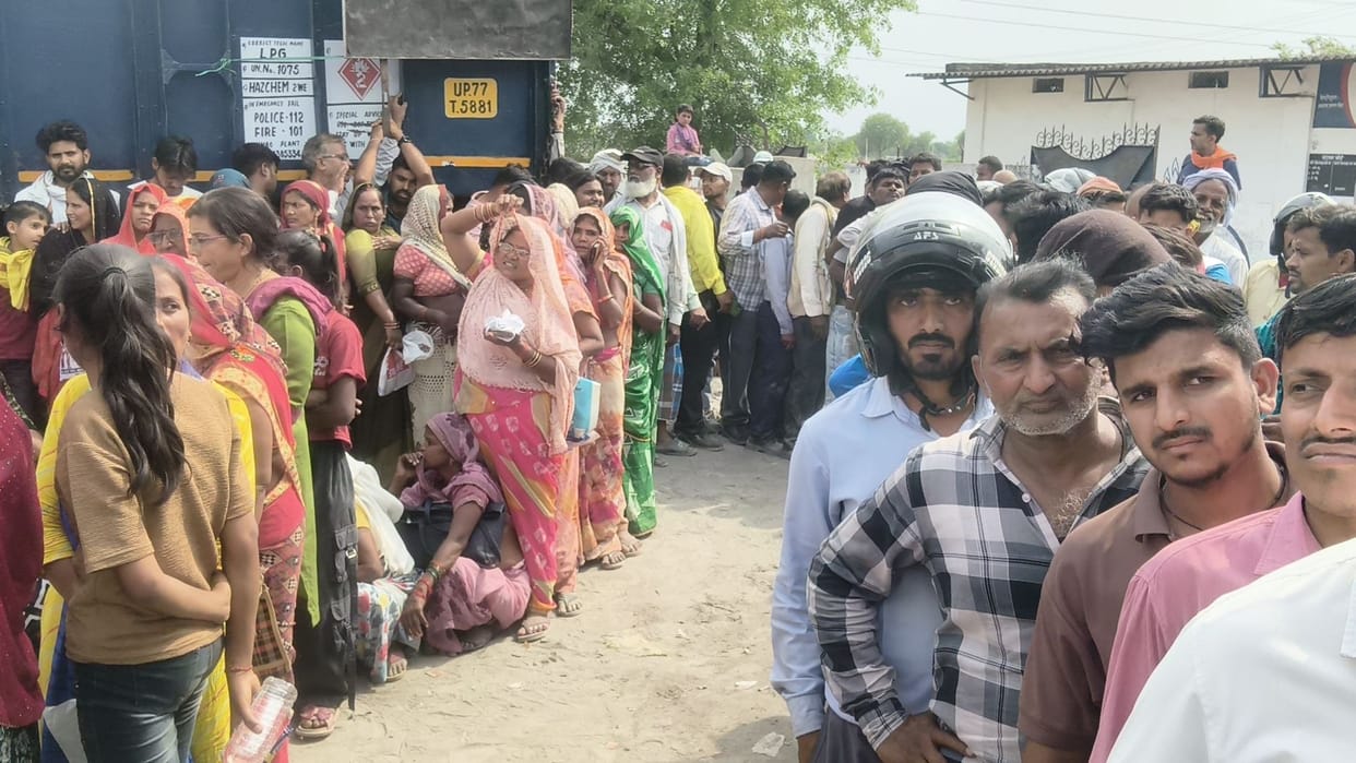 Crowds at petrol pumps subsided, long queues formed for cooking gas
