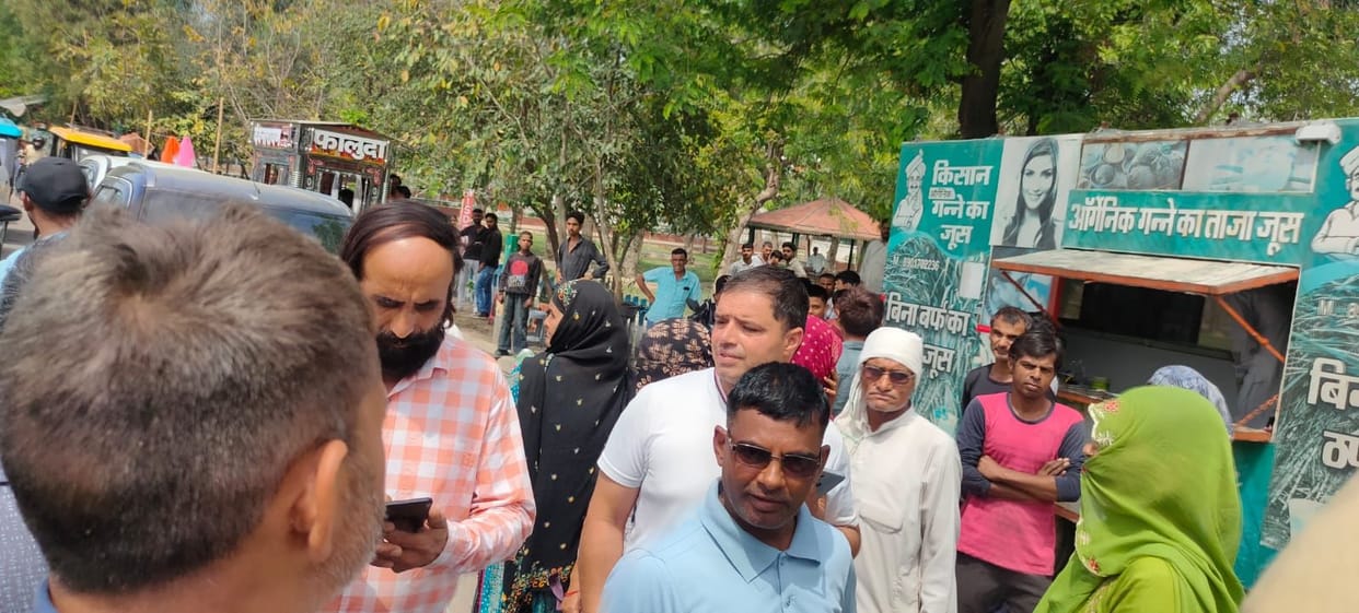 People take to the streets for the second consecutive day due to the unavailability of cylinders; administration claims stocks are adequate.