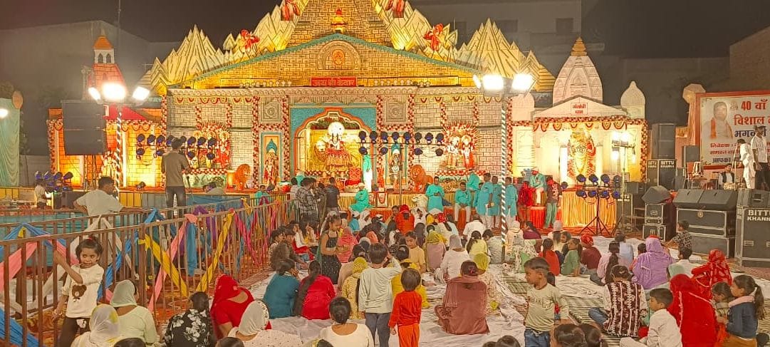 Devotees Sway to the Tunes of "Chalo Bulawa Aaya Hai" Bhajans; Raise Awareness for Saving the Girl Child