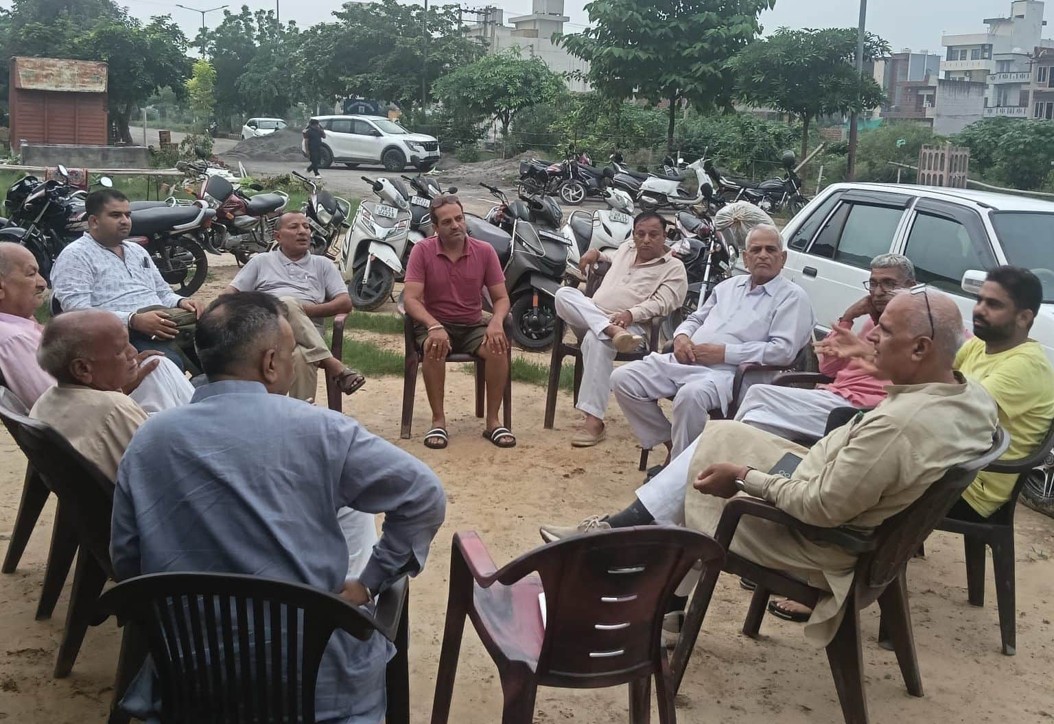 29जेएनडी18: महाराज अजमीढ़ भवन में बैठक में मौजूद सभा सदस्य। स्रोत पदाधिकारी