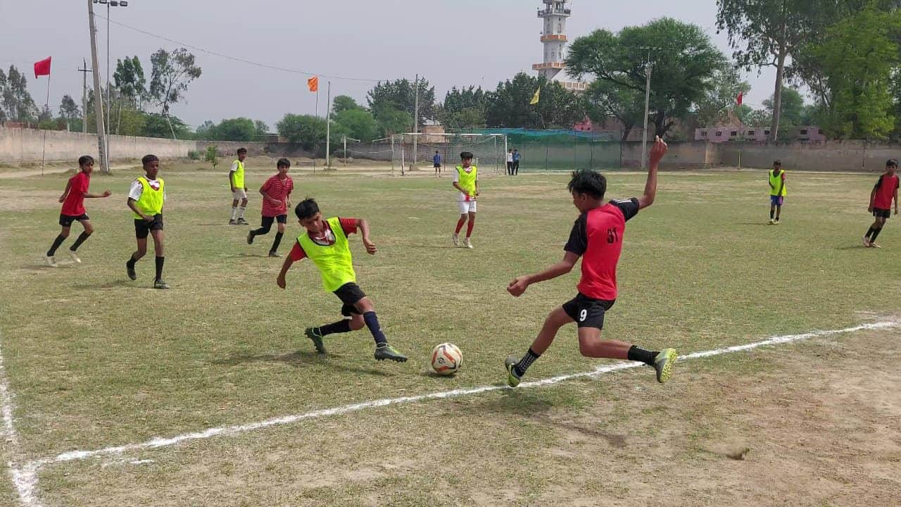 29जेएनडी28: खेल के मैदान में दमखम दिखाते हुए खिलाड़ी। संवाद।