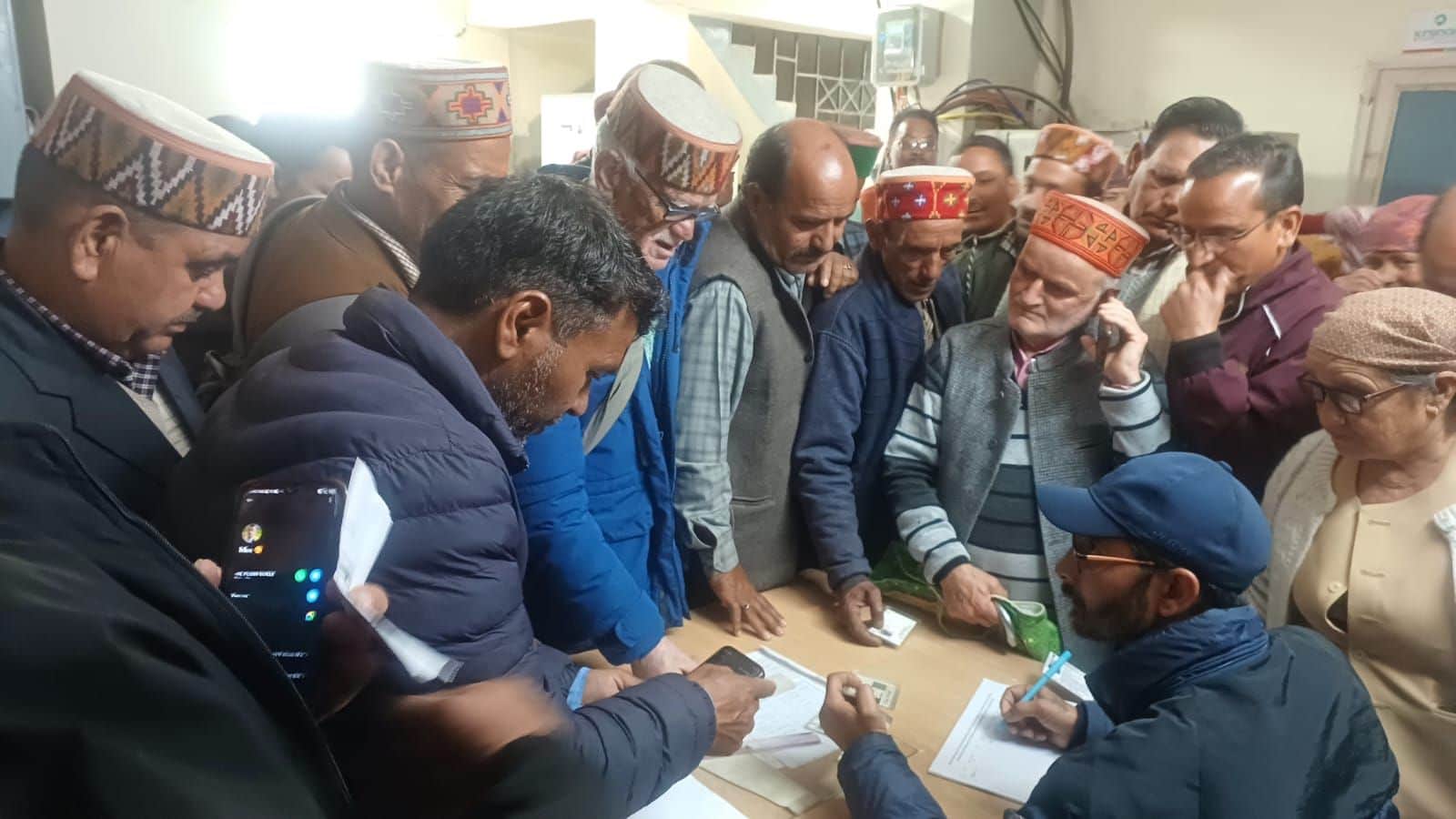 आनी में स्वास्थ्य जांच शिविर में पंजीकरण करवाते ग्रामीण। संवाद