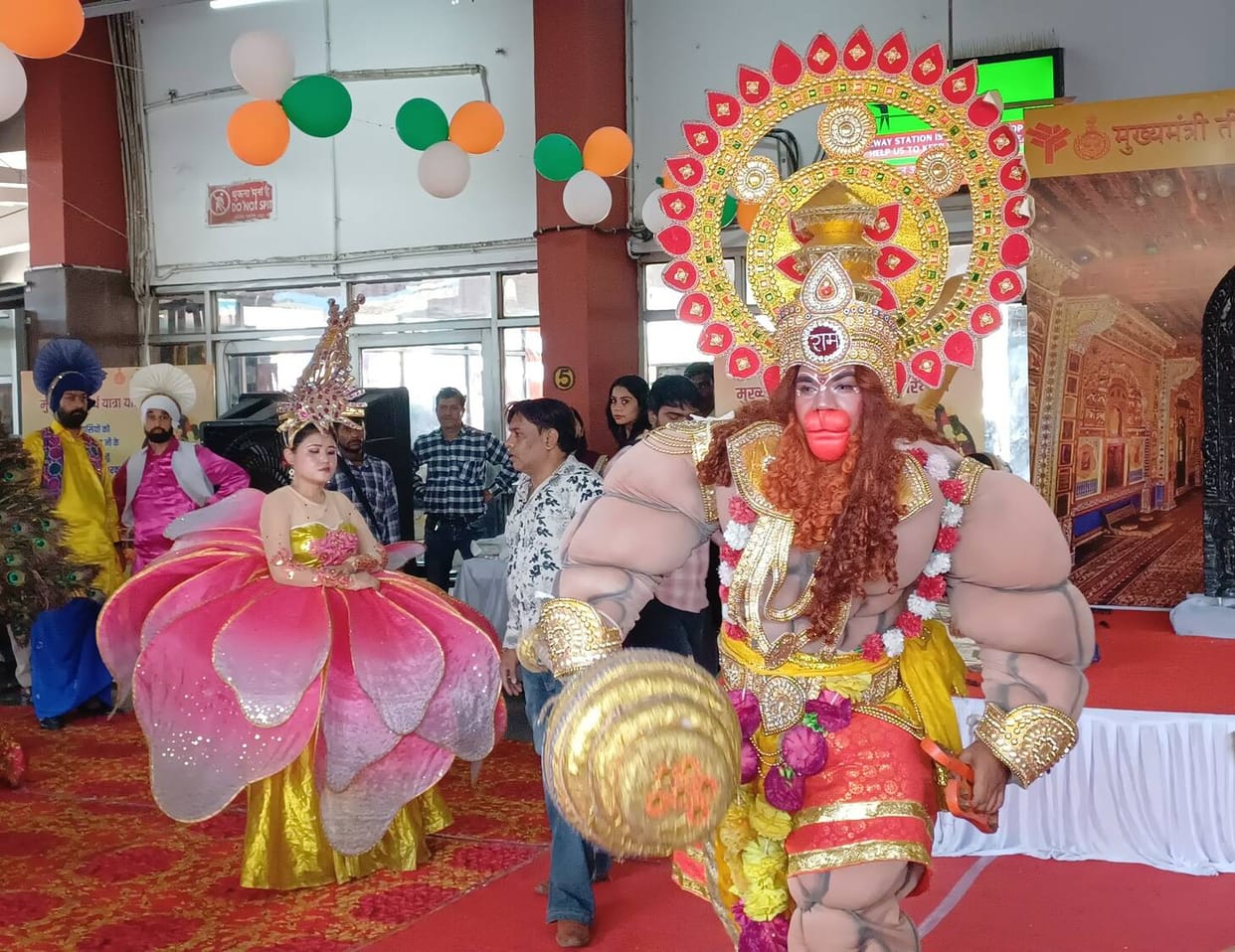 Devotees were overjoyed to see a temple of Shri Ram built on the train and raised cheers.