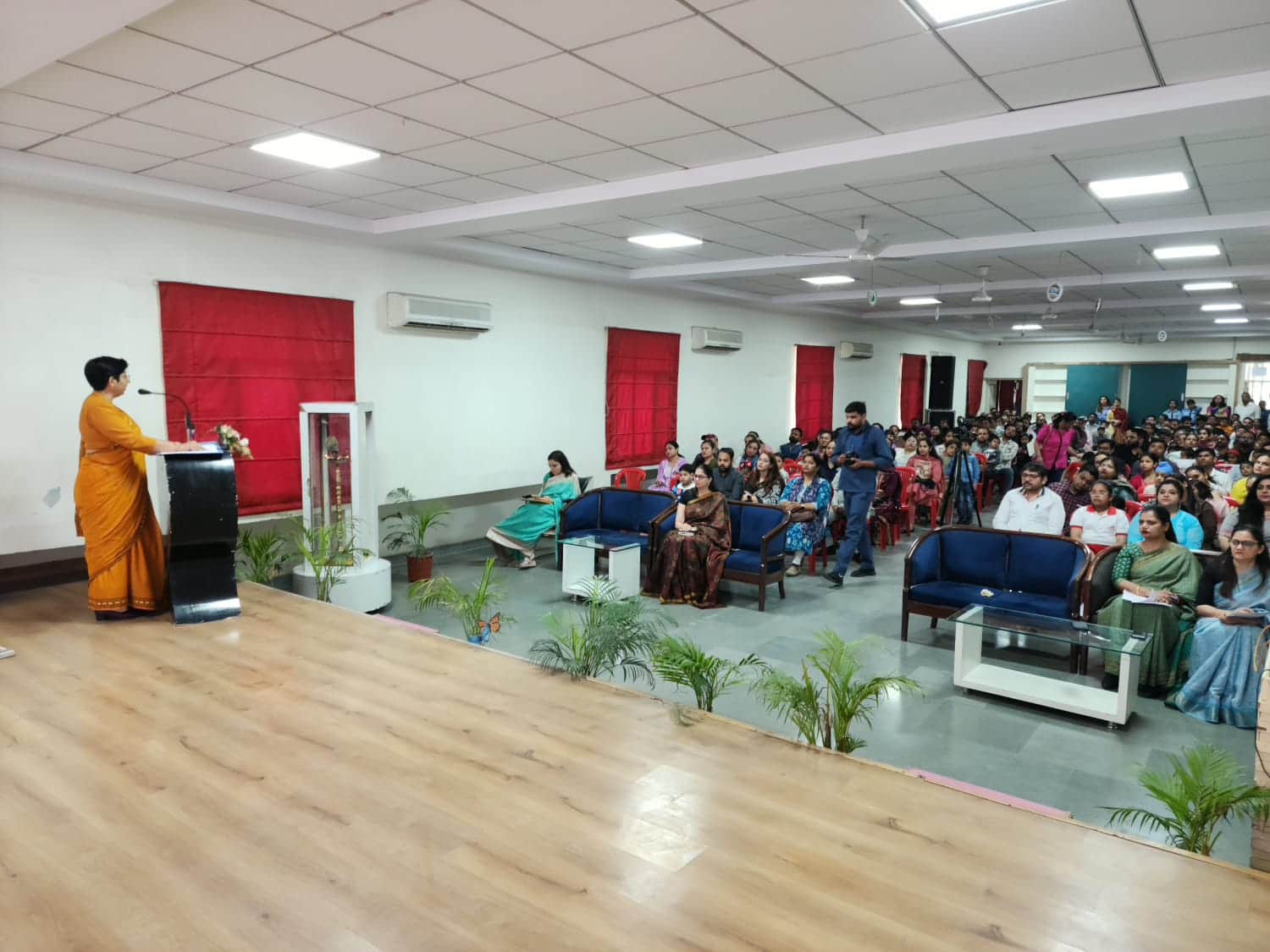 अंबाला के द एसडी विद्या स्कूल में आयोजित कार्यक्रम में मौजूद अभिभावक व स्टाफ। प्रवक्ता