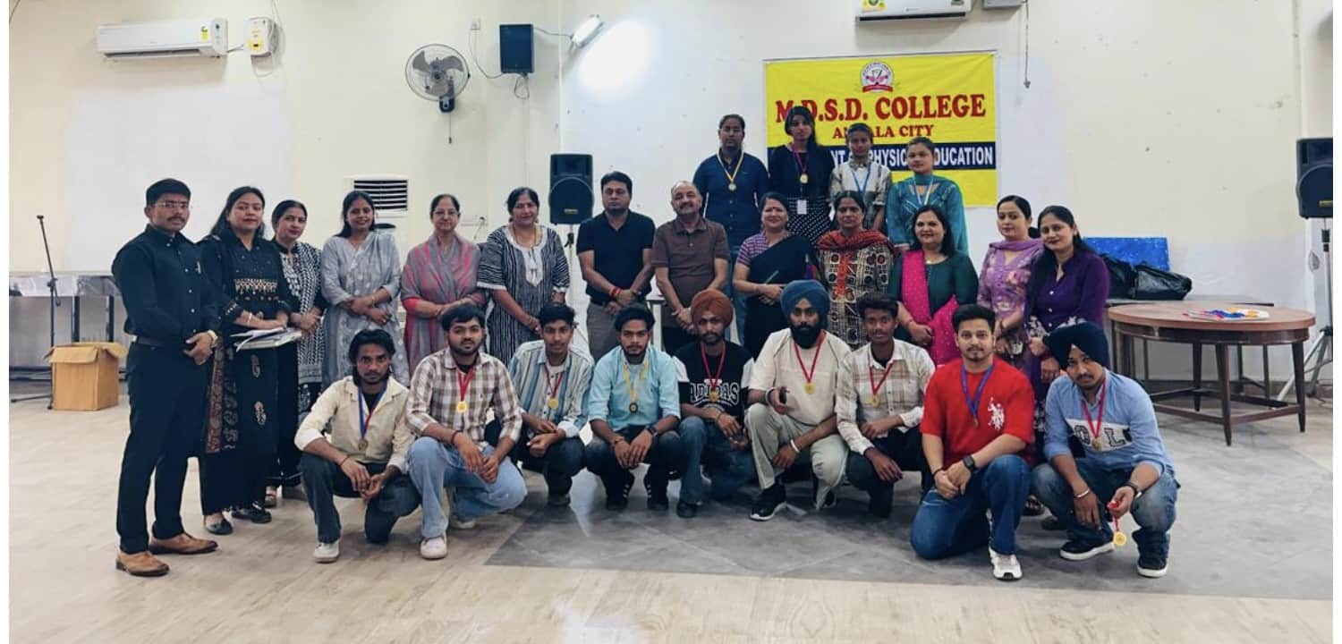 अंबाला सिटी के एमडीएसडी कॉलेज में आयोजित प्रतियोगिता के विजेता छात्र व स्टाफ। प्रवक्ता