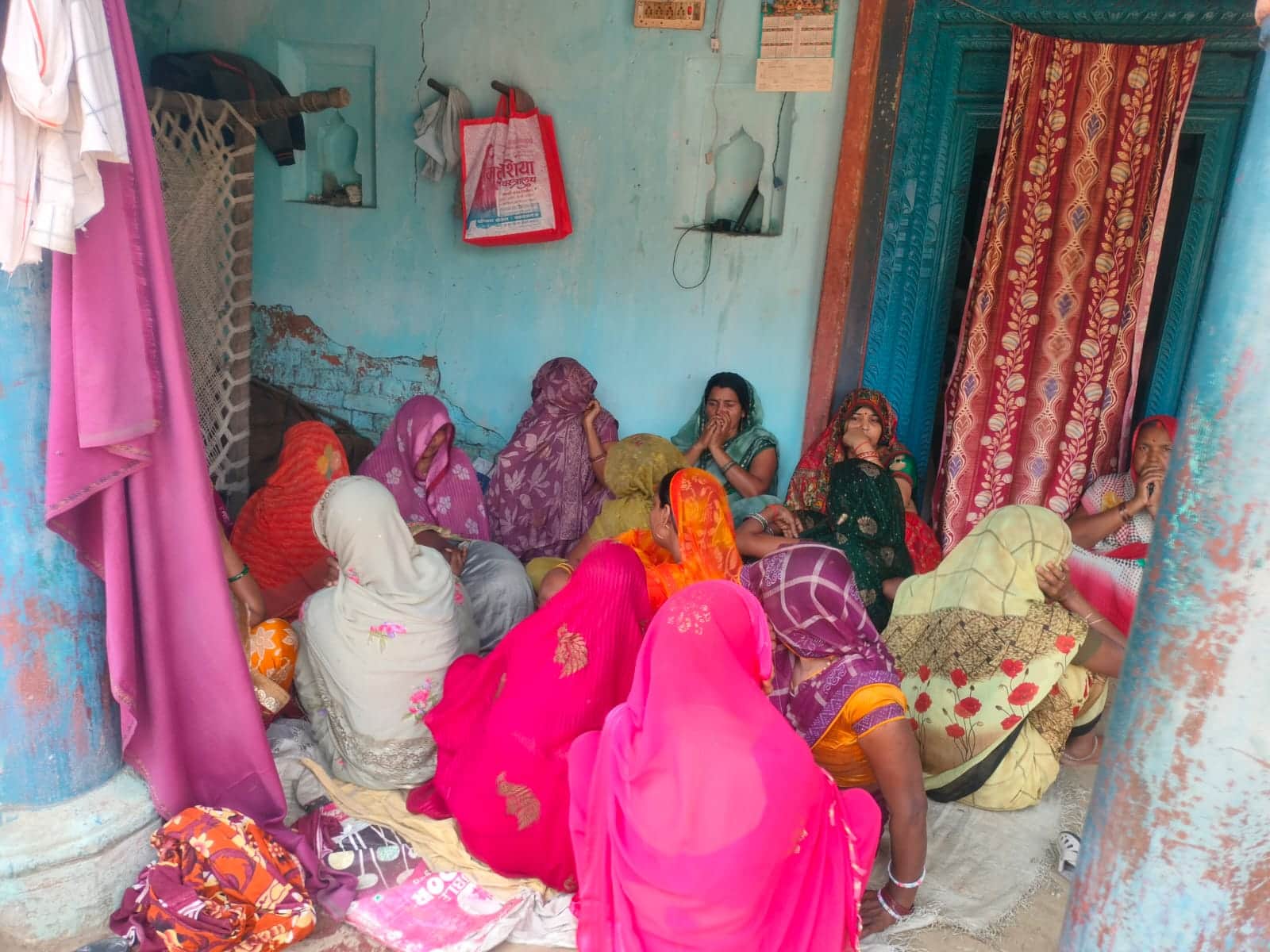 अखिलेश की मौत पर रोते परिजन।  