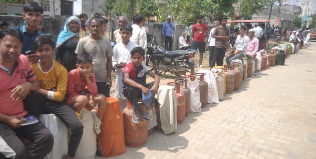 अपना घर कालोनी में गैस सिलिंडर लेने के लिए लगी लोगों की लाइन। संवाद