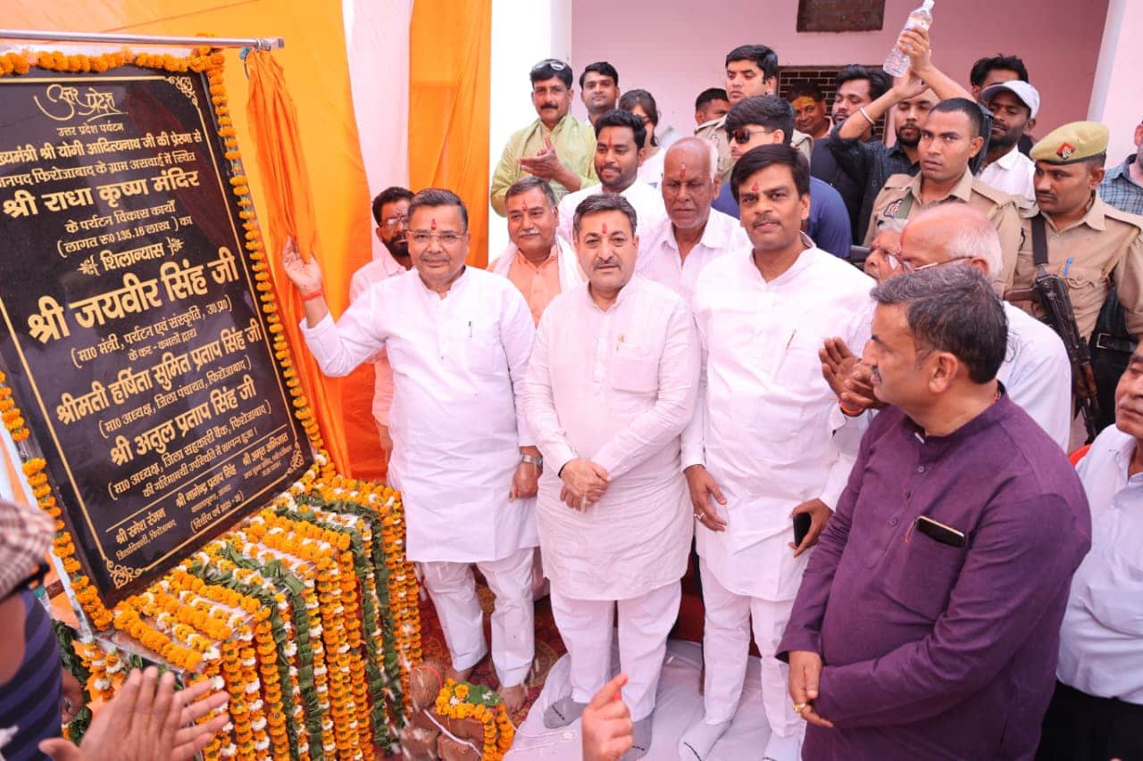 असवाई में राधा कृष्ण मंदिर का शिलान्यास करते पर्यटन मंत्री जयवीर सिंह