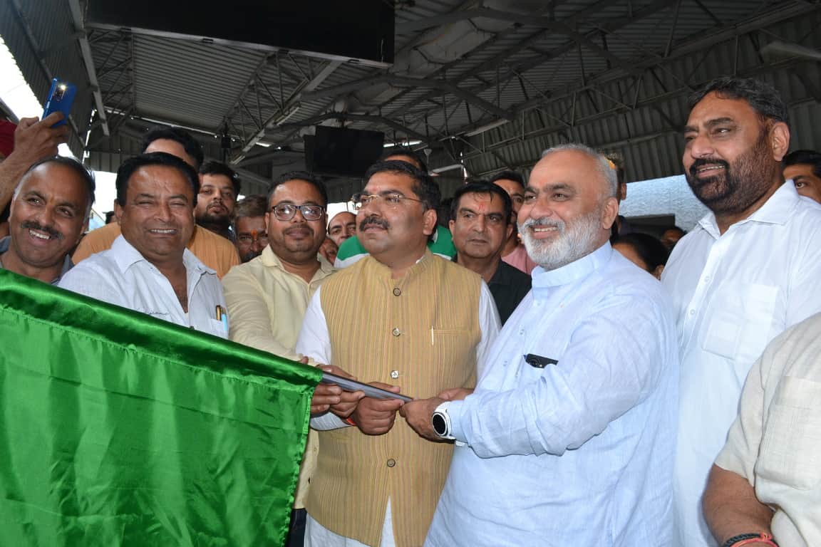 अयोध्या यात्रा ट्रेन को हरी झंडी दिखाकर रवाना करते विधायक जगमोहन आनंद और जिलाध्यक्ष प्रवीण लाठर