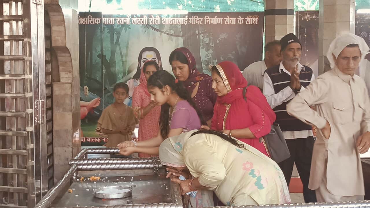 बाबा बालक नाथ मंदिर में दर्शन करते श्रद्धालु। संवाद