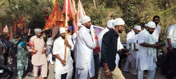 बाबा बालक नाथ मंदिर दियोटसिद्ध में बालयोगी के दरबार में जाते हुए श्रद्धालु। संवाद