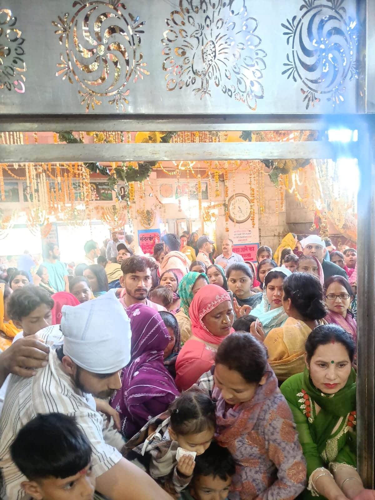 बाबा बालक नाथ मंदिर दियोटसिद्ध में दर्शनों के बाद प्रसाद लेने के लिए उमड़ी श्रद्धालुओं की भीड़।