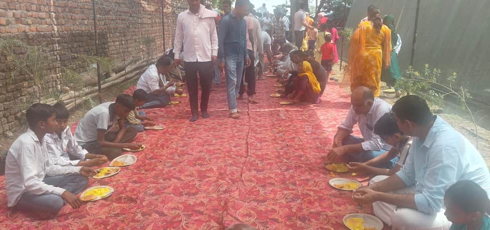 भंडारे में प्रसाद ग्रहण करते श्रद्धालु। आयोजक