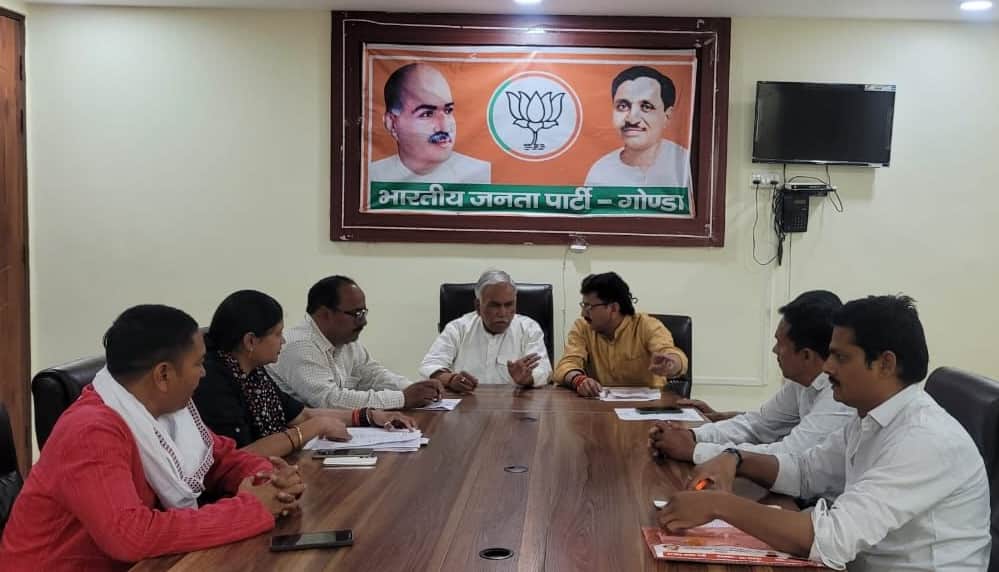 भाजपा कार्यालय में लोगों को जानकारी देते जिलाध्यक्ष अकबाल बहादुर तिवारी। स्रोत: संगठन 