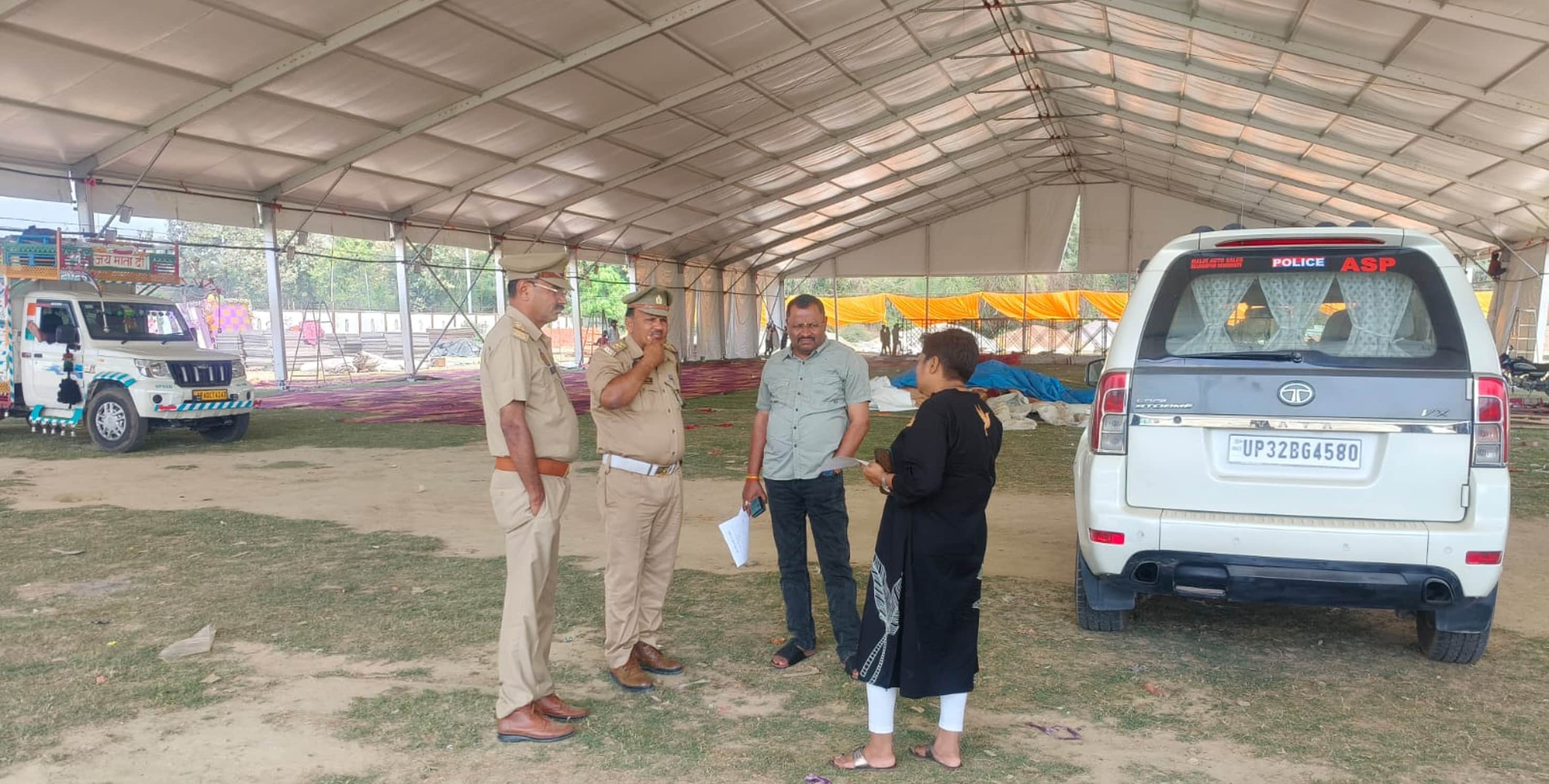 बलरामपुर के बड़ा परेड ग्राउंड में आयोजन स्थल का निरीक्षण करते एएसपी विकास कुमार व अन्य ।-स्रोत: