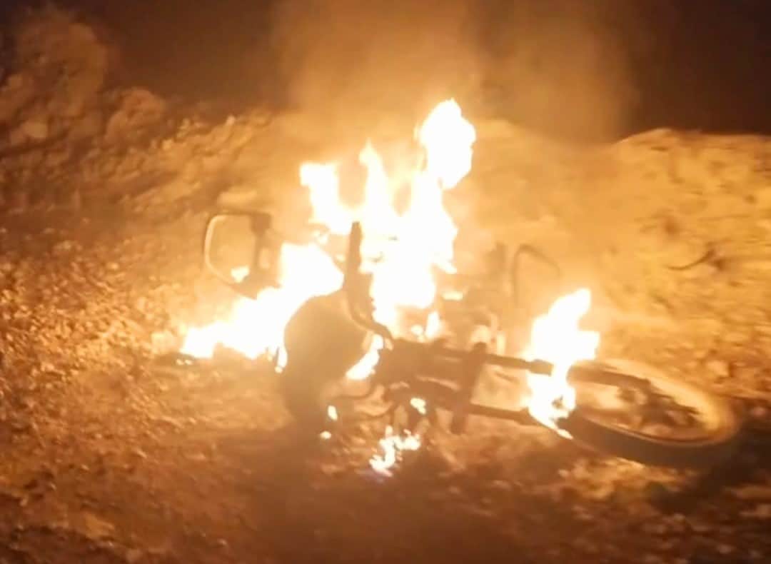 बलरामपुर के ललिया में जल रही बाइक ।-संवाद