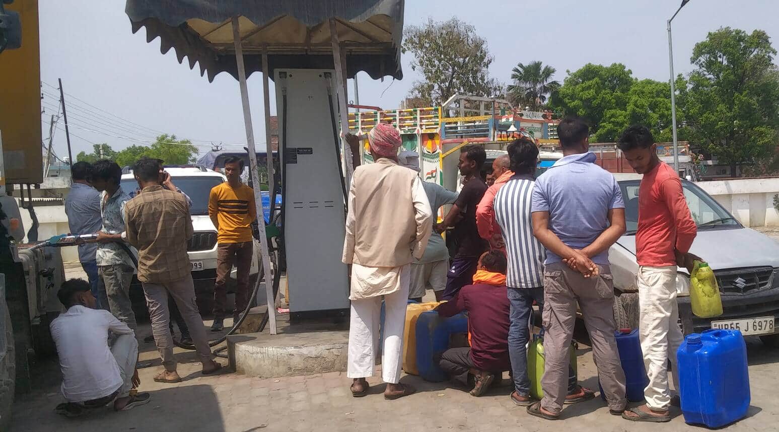 बलरामपुर के धर्मपुर में स्थित पेट्रोल पंप पर जुटी उपभोक्ताओं की भीड़ ।-संवाद