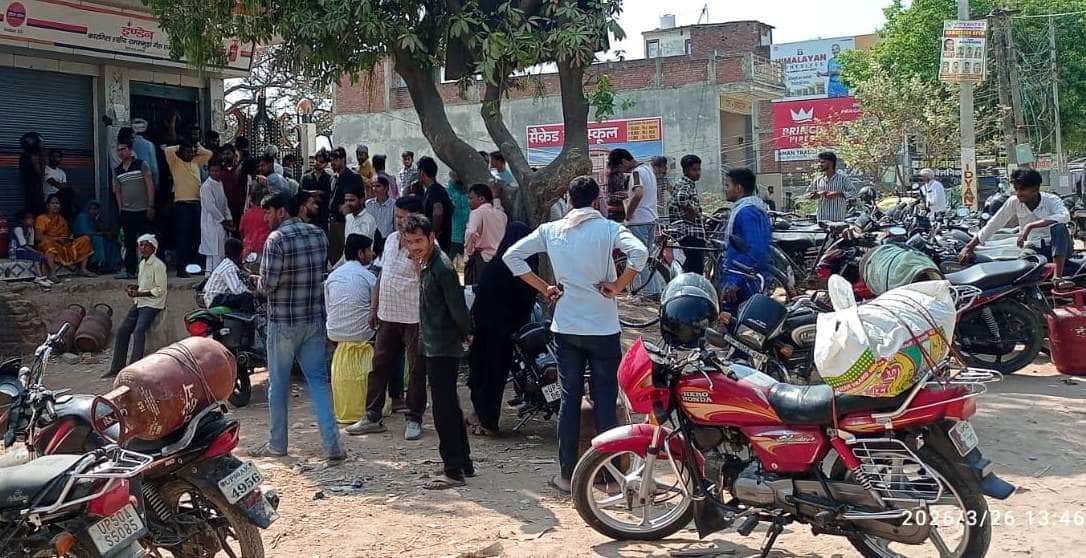 बिलरियागंज में गैस एजेंसी पर केवाईसी को लगी भीड़। संवाद