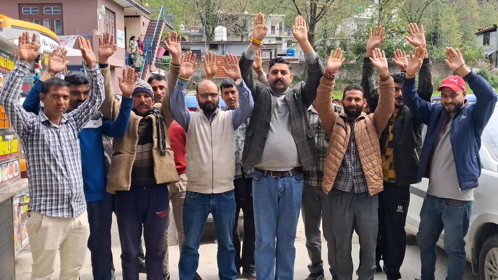 बनी में प्रदर्शन करते स्थानीय लोगसंवाद