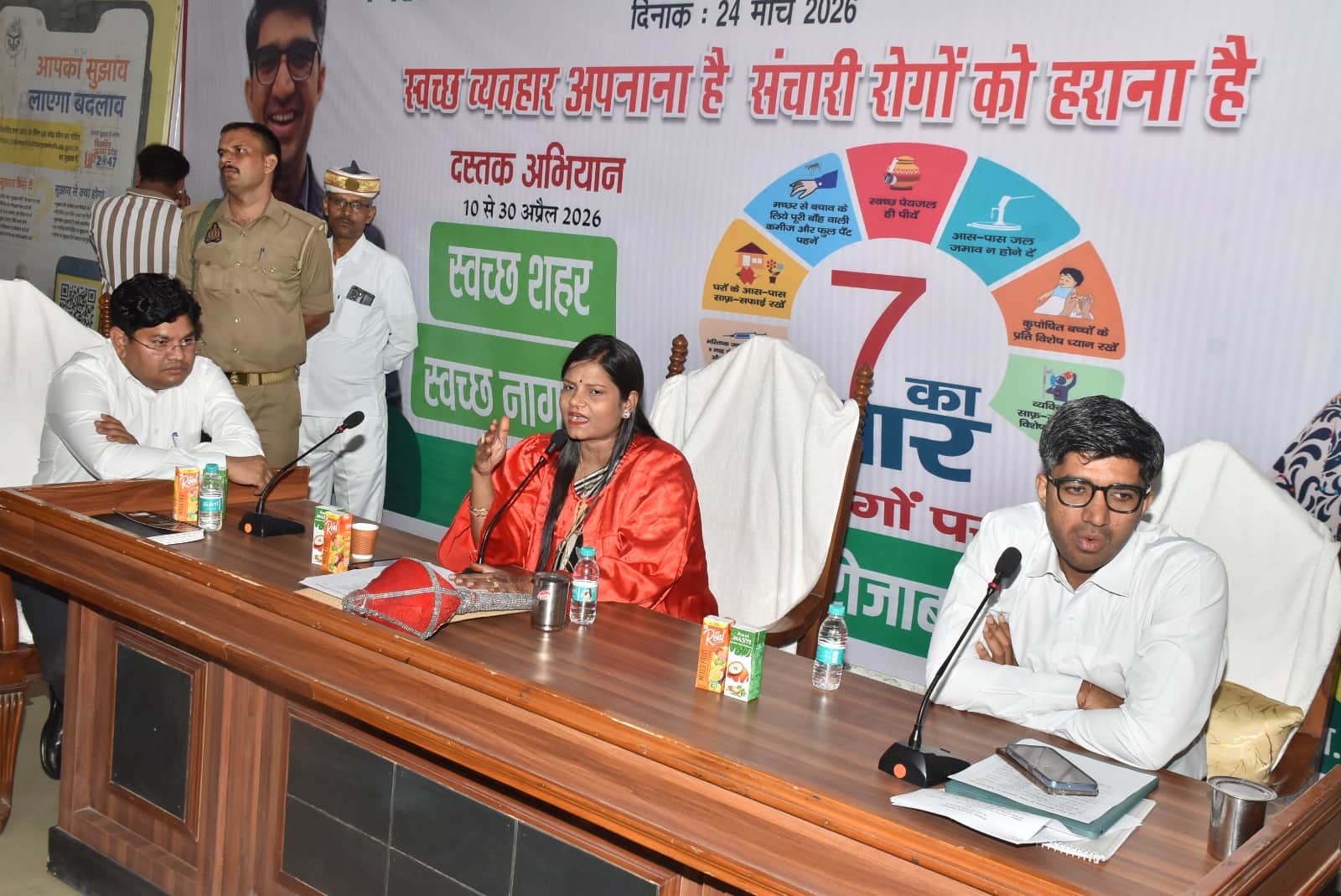 बोर्ड बैठक के दौरान मंचासीन सभापति महापौर व नगर आयुक्त। संवाद