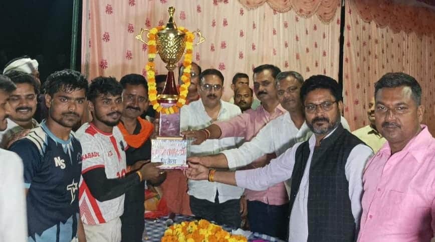बरुईन में आयोजित कबड्डी प्रतियोगिता की विजेता रामगढ़ की टीम के कप्तान को ट्रॉफी प्रदान करते अति