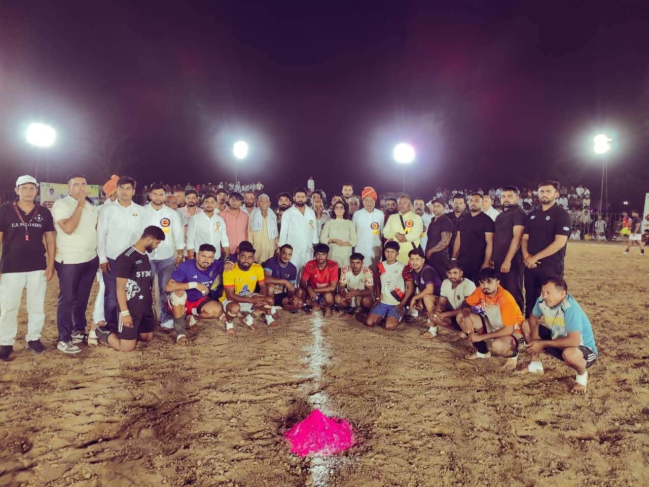 बास के गांव बडाला में आयोजित कबड्डी प्रतियोगिता में खिलाड़ियों संग मुख्यअतिथि सोनिया दूहन व अन्