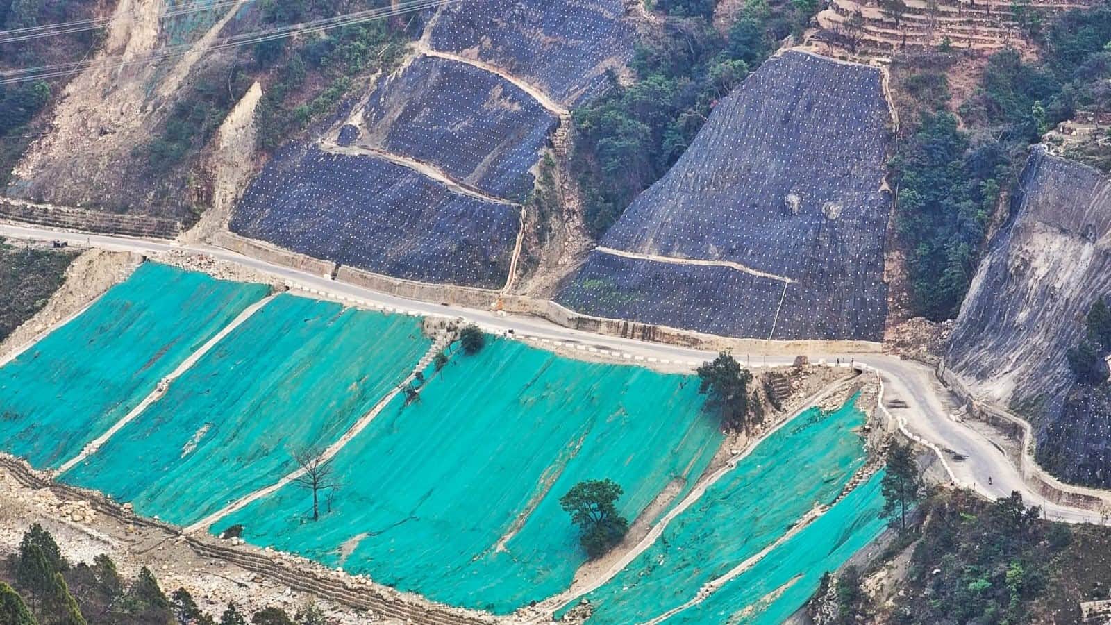 बदरीनाथ हाईवे पर  भूस्खलन एरिया क्षेत्रपाल में पूरा हुआ ट्रीटमेंट कार्य। स्रोत जागरुक पाठक