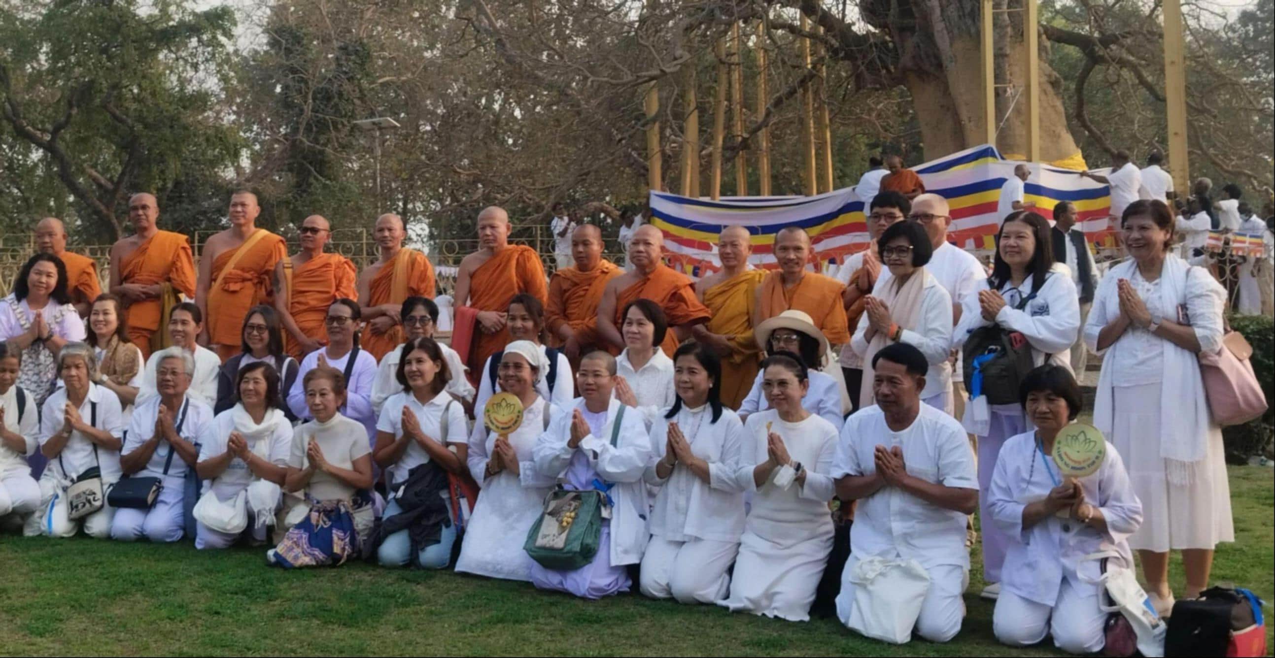 बौद्ध तपोस्थली श्रावस्ती में बोधिवृक्ष का दर्शन-पूजन करते थाईलैंड के अनुयायी। -संवाद