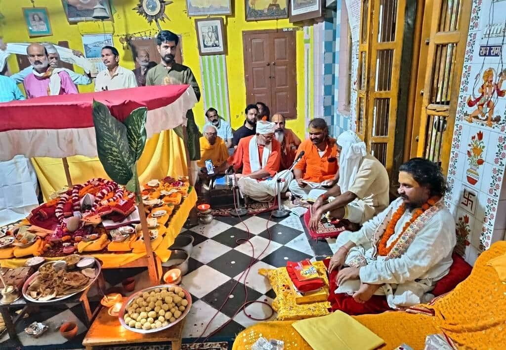 बावन मंदिर में रामार्चा पूजन में मौजूद महंत वैदेही बल्लभ व अन्य।