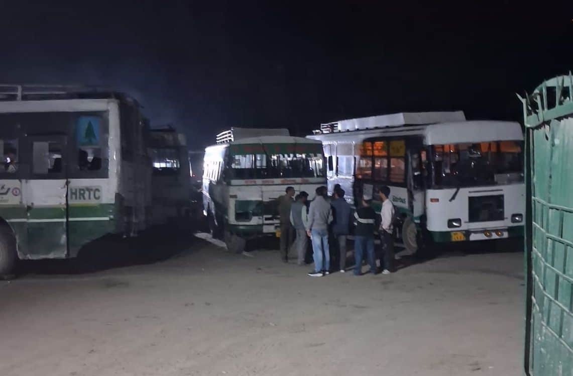 चंबा बस स्टैंड में देरी से चली चंबा- फटार बस के चलते का इंतजार करते यात्री: जागरूक पाठक