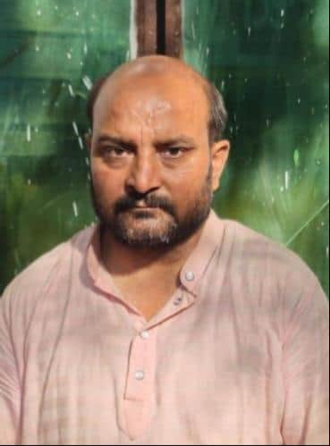 चोरी के खुलासे के बाद पकड़ा गया आरोपी। स्रोत पुलिस