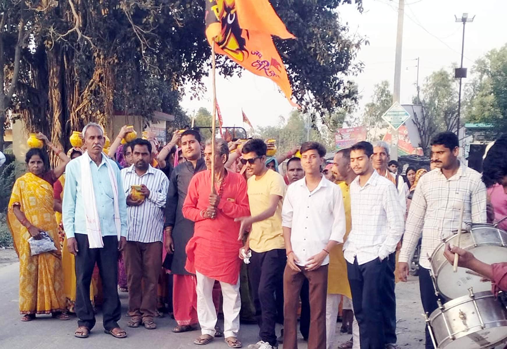 चांदपुर में कलश यात्रा में शामिल श्रद्धालु। स्रोत : आयोजक