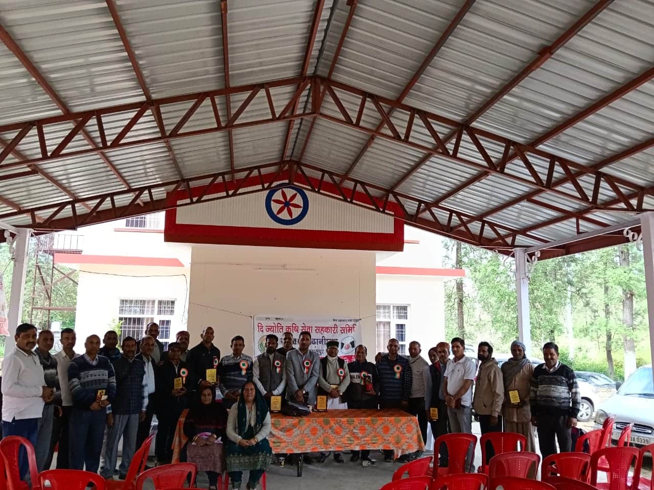 चुवाड़ी में आयोजित दी ज्योति कृषि सेवा सहकारी समिति के वार्षिक अधिवेशन में मौजूद सदस्य। स्रोत: 