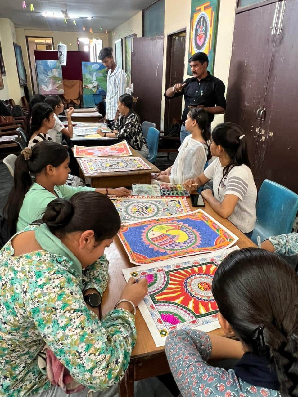 छावनी के राजकीय पीजी कॉलेज में आयोजित आर्ट प्रतियोगिता में भाग लेती छात्राएं। प्रवक्ता