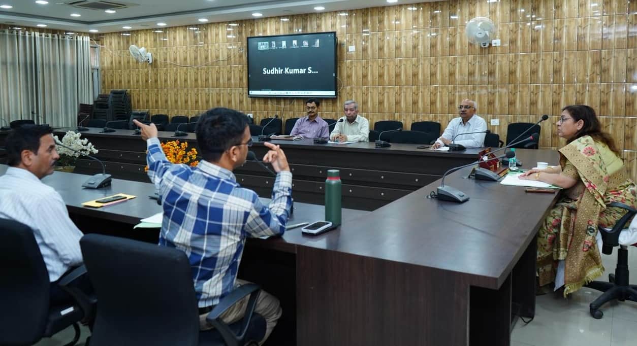 डीडीयू में विद्या परिषद की बैठक के दौरान कुलपति प्रो. पूनम टंडन व अन्य। 