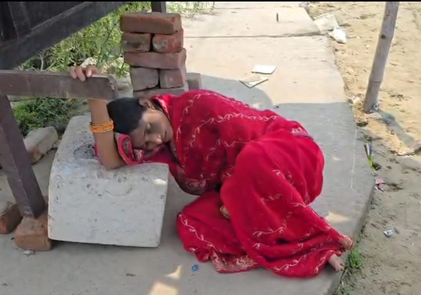डीएमसीच के पोस्टमार्टम में बेसुध पड़ी गायत्री।