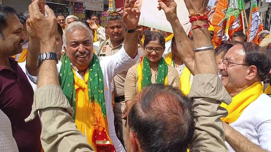 डीजे पर नाचते हुए चेयरपर्सन रजनी इन्द्रजी विरमानी रैली में पहुंचते हुए 02 स्रोत : संवाद